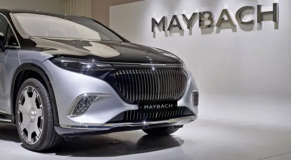 Elegancki Maybach, luksusowy SUV, prezentuje swoją imponującą atrapę chłodnicy. Sprawdź, jaka jest jego cena.