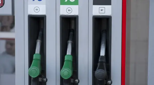 Dwa dystrybutory z zielonymi końcówkami do benzyny (98, 95) i jeden z czarną do DIESEL. Silnik wysokoprężny to diesel, nie benzyna.