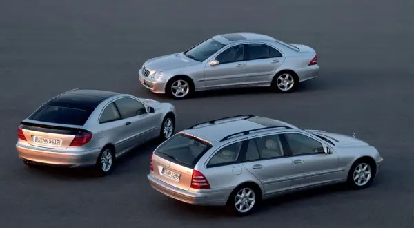 Trzy srebrne Mercedesy W203: sedan, coupe i kombi. Jeden z nich to mercedes w203 1.8 kompressor.
