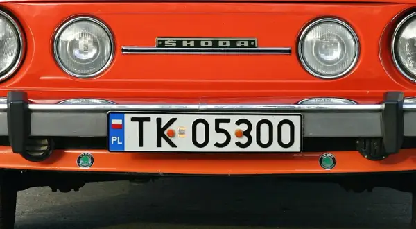 Pomarańczowa Skoda z tablicą rejestracyjną TK 05300.