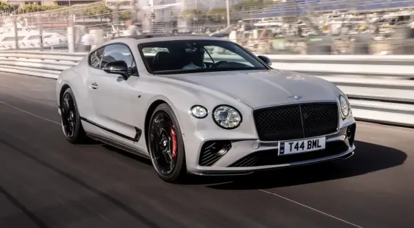 Szary Bentley Continental GT na torze wyścigowym. Sprawdź aktualną bentley continental gt cena i poczuj moc!