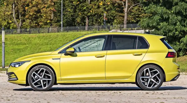 Żółty hatchback, idealny do miasta i na wakacje. Zobacz, co to jest hatchback i dlaczego warto go mieć!