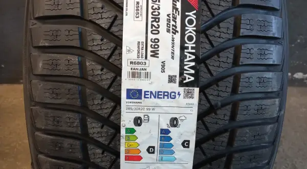 Opony zimowe Yokohama BluEarth V905 285/30R20 99W. Sprawdź opinie i parametry na etykiecie energetycznej.