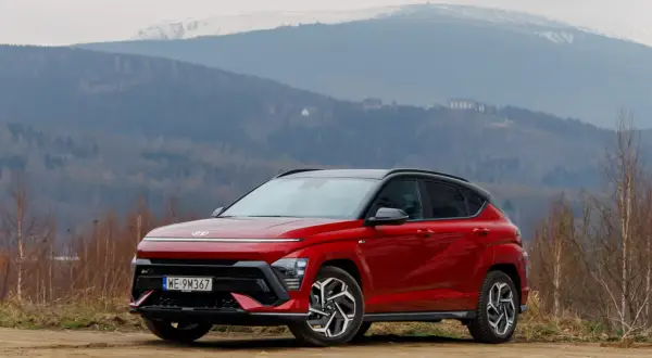 Czerwony Hyundai Kona na tle górskich krajobrazów. Wiele osób szuka Hyundai Kona opinie przed zakupem.