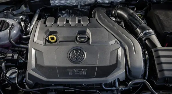 Silnik 1.5 TSI Volkswagena z widocznym logo i oznaczeniem.