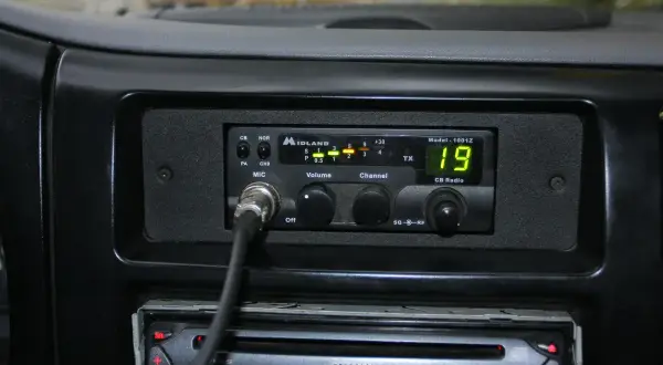 Radio CB Midland 1001Z z mikrofonem, wyświetlacz pokazuje kanał 19. Idealne do rejestracji CB.
