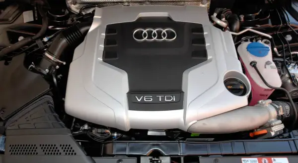 Silnik V6 TDI Audi z widocznym logo i oznaczeniem. Gotowy do pracy, zapewnia moc i wydajność.