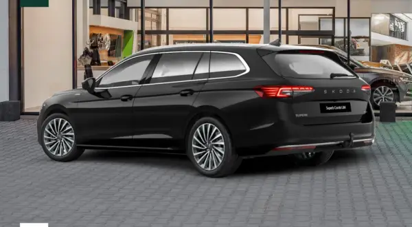Elegancki czarny Skoda Superb Combi L&K stoi przed salonem.