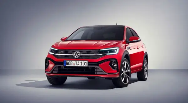 Czerwony Volkswagen Taigo VW z czarnym dachem i felgami, prezentujący sportowy design.