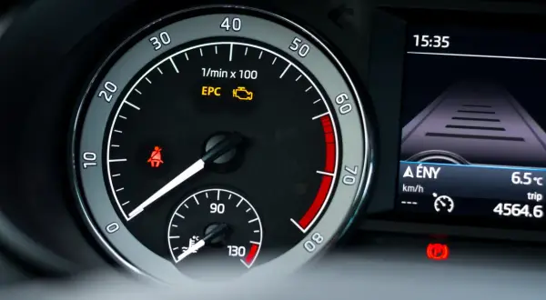 Kontrolka EPC świeci się na desce rozdzielczej. Co to oznacza? Czas sprawdzić auto.