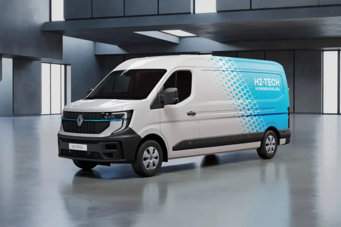 Biały van Renault Master 2 z niebieskim wzorem i napisem "H2-TECH HYDROGEN FUEL CELL" na boku, stojący w nowoczesnym wnętrzu.