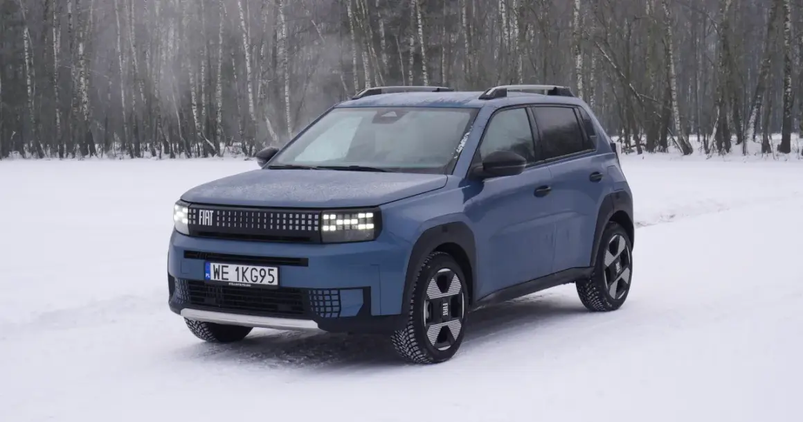 Nowy Fiat Grande Panda w zimowej scenerii, gotowy na śnieżne przygody.