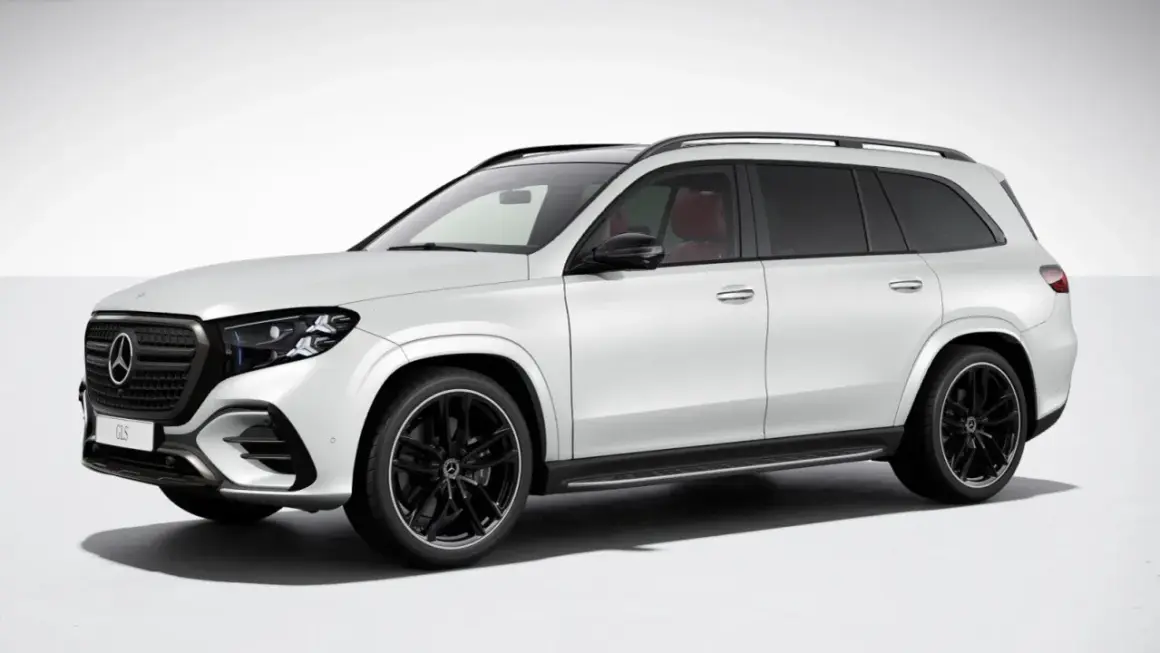 Biały Mercedes GLS 2025 z czarnymi felgami i czerwonym wnętrzem, gotowy na każdą podróż.