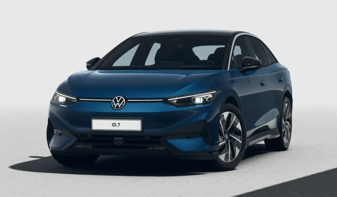 Elegancki, ciemnoniebieski VW ID.7 z czarnym dachem prezentuje się nowocześnie.