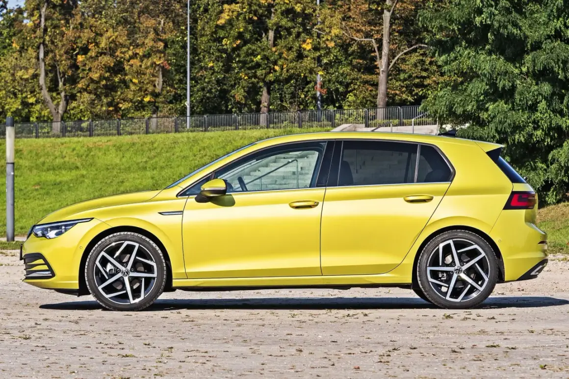 Żółty hatchback, idealny do miasta i na wakacje. Zobacz, co to jest hatchback i dlaczego warto go mieć!