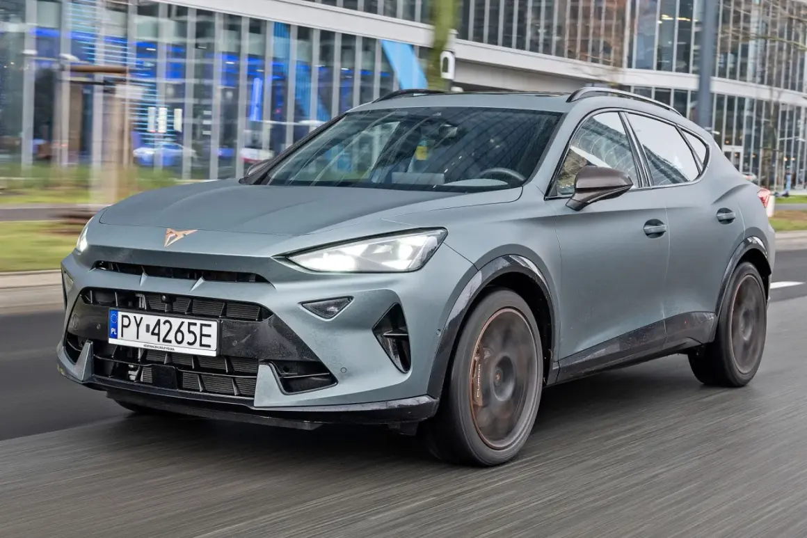 Szary Cupra Formentor w ruchu miejskim. Sprawdź aktualną cupra formentor cena i dostępne wersje.