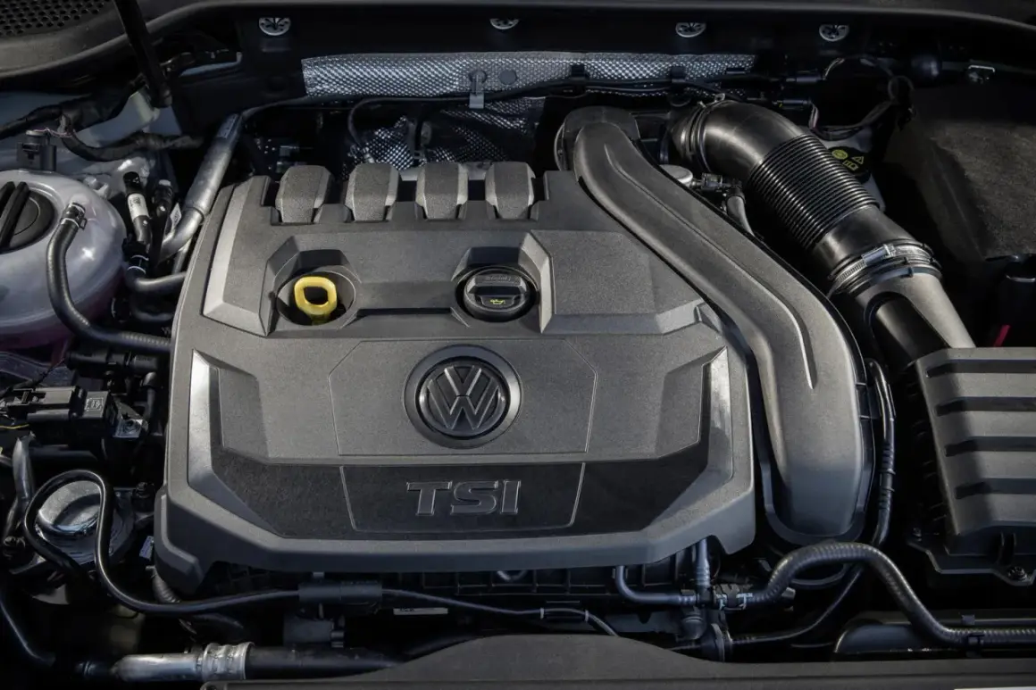 Silnik 1.5 TSI Volkswagena z widocznym logo i oznaczeniem.