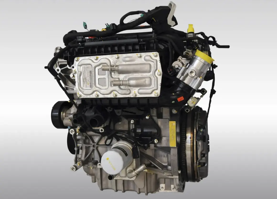 Silnik 1.5 EcoBoost, często chwalony w opiniach za dynamikę i oszczędność. Widoczny element układu paliwowego.