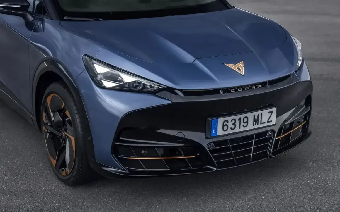 Niebieski Cupra Tavascan z miedzianymi akcentami i sportowym wyglądem.
