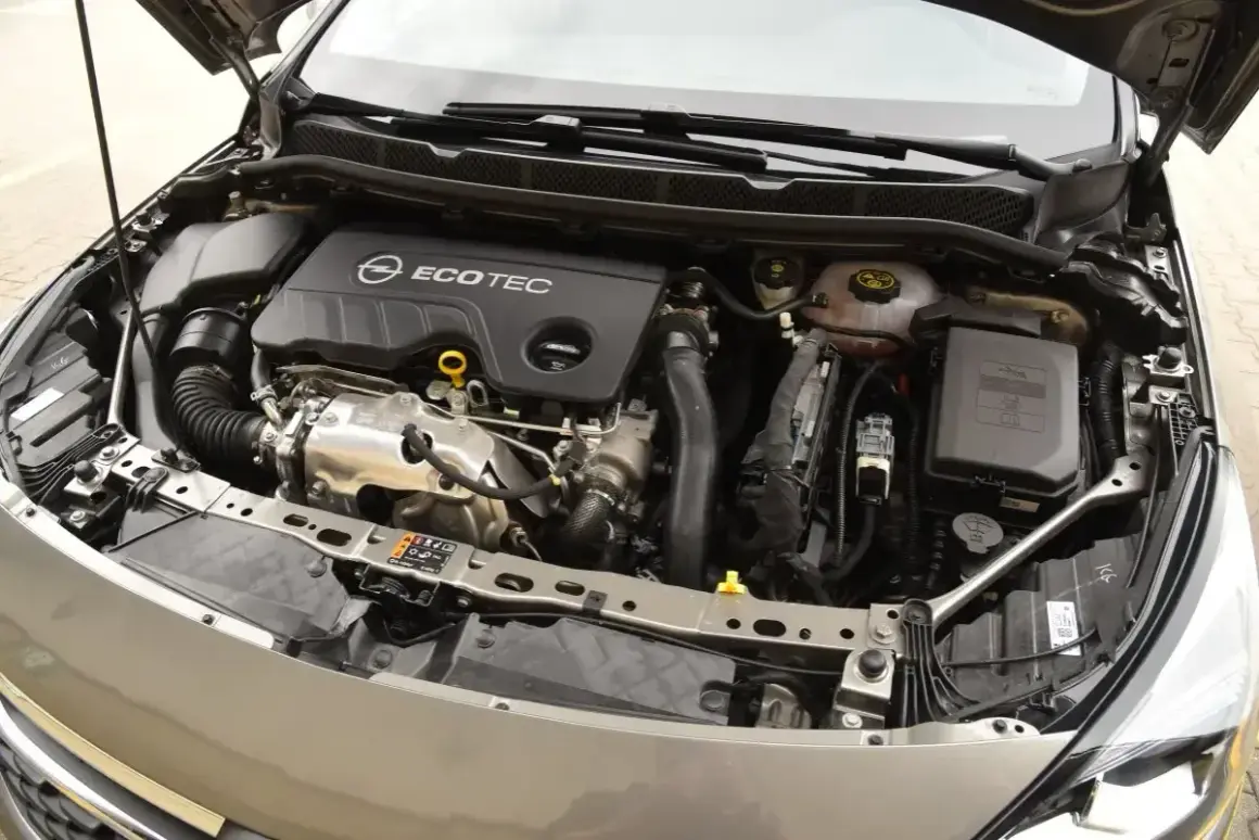 Silnik Opel Ecotec, widok z góry. Widać turbosprężarkę i elementy układu dolotowego.