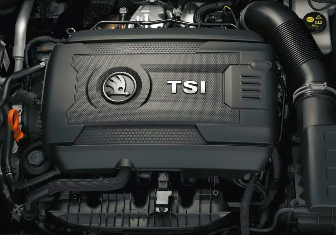 Silnik 1.0 TSI z logo Škoda.