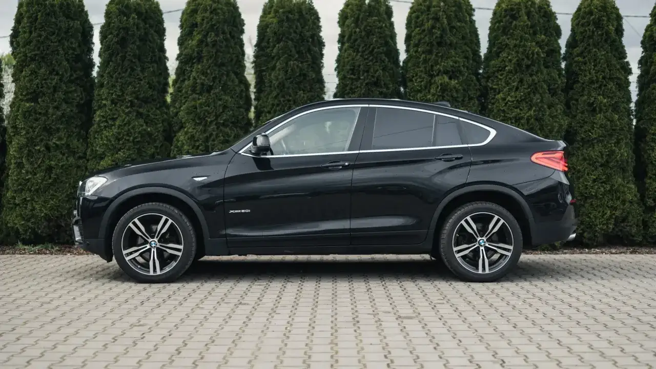 Czarny BMW X4 z napędem xDrive, elegancki SUV coupe. Sprawdź aktualną bmw x4 cena.