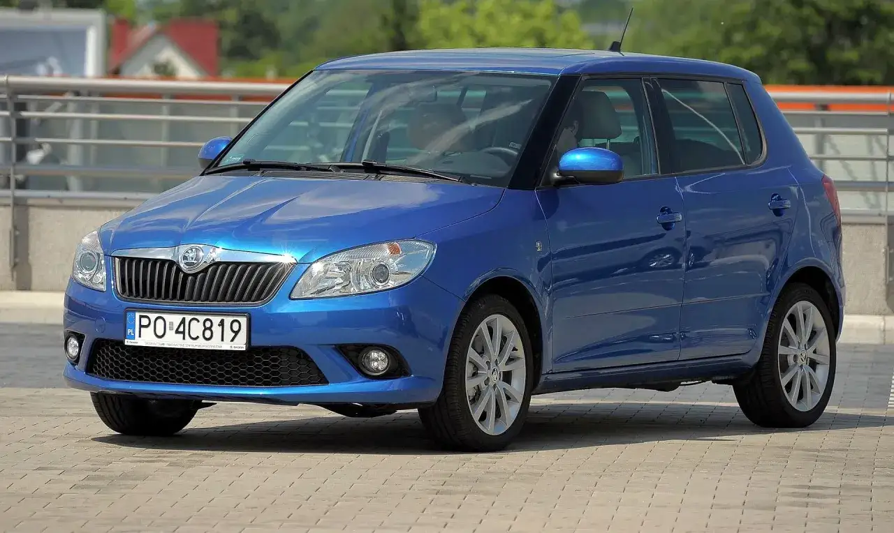 Niebieska Skoda Fabia na parkingu. Sprawdź aktualne skoda fabia - ceny używanych, by znaleźć okazję.