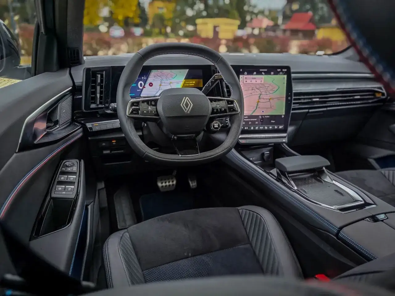 Wnętrze Renault Rafale z dwoma ekranami, nowoczesną kierownicą i sportowymi fotelami.