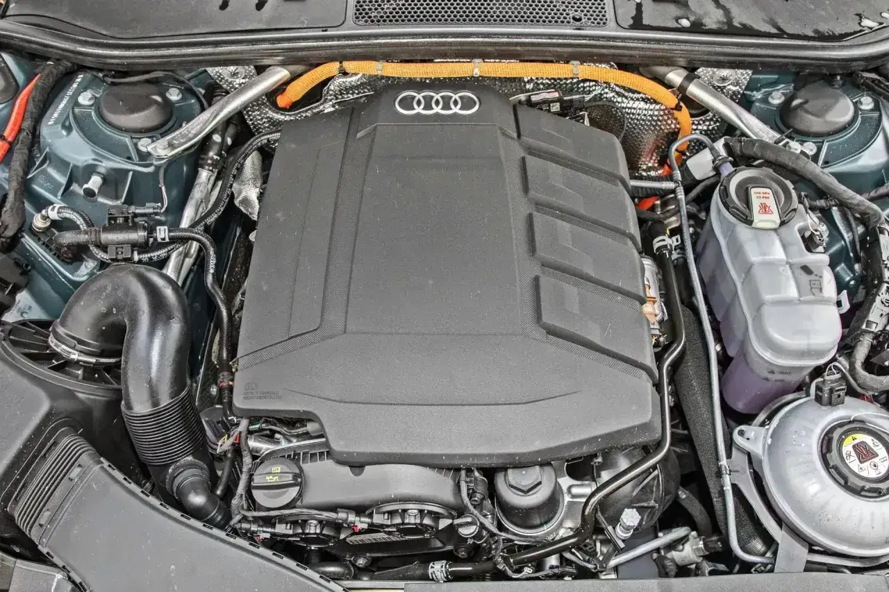 Silnik Audi C8, z widocznym logo marki.