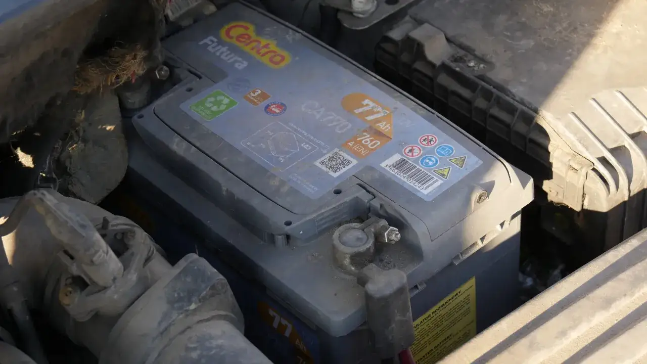 Akumulator Centra Futura CA770 77Ah 760A. Idealny do diesla 1.9 TDI 110KM, zapewni niezawodny rozruch.