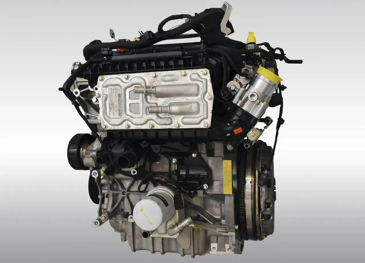 Silnik 1.5 EcoBoost, często chwalony w opiniach za dynamikę i oszczędność. Widoczny na zdjęciu z licznymi przewodami i elementami.