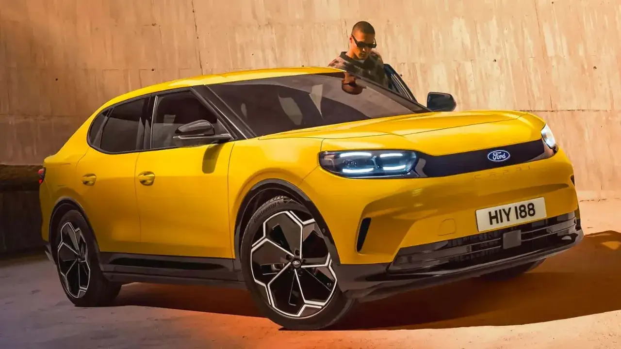 Nowy Ford Capri 2025 w jaskrawym żółtym kolorze, z nowoczesnymi światłami LED i stylowymi felgami. Mężczyzna w okularach wychodzi z samochodu.