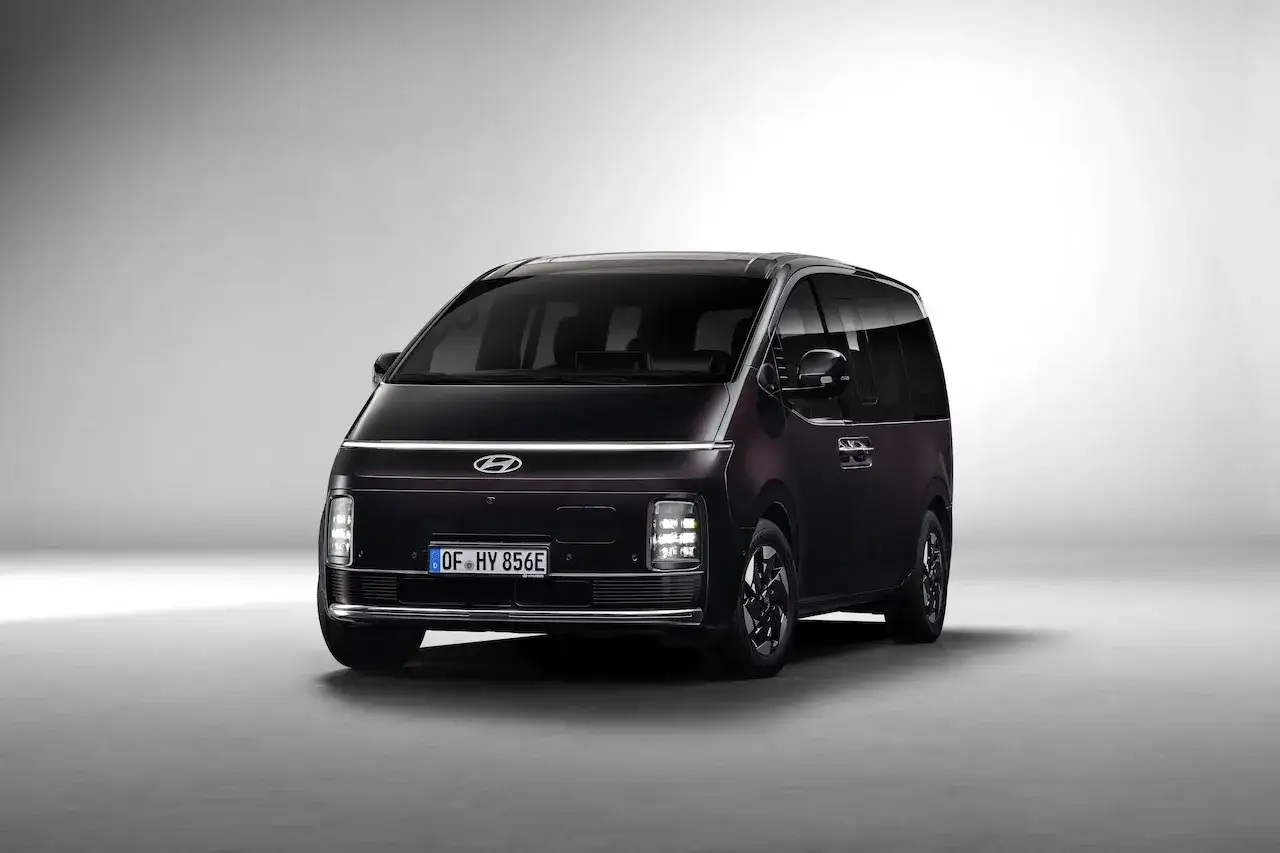 Ciemny Hyundai van z nowoczesnym designem, oświetlony od przodu.