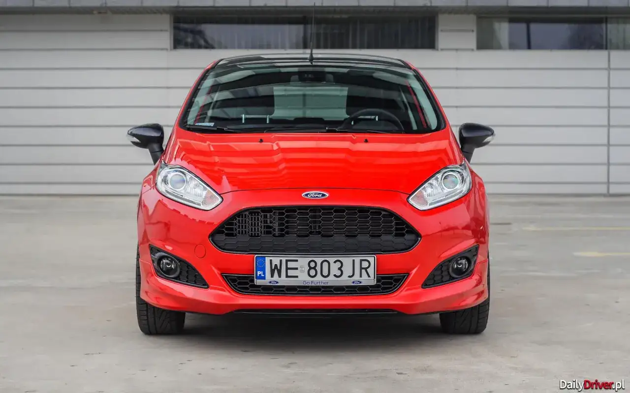 Czerwona Fiesta ST z czarnym dachem i lusterkami, gotowa na miejską fiesta.