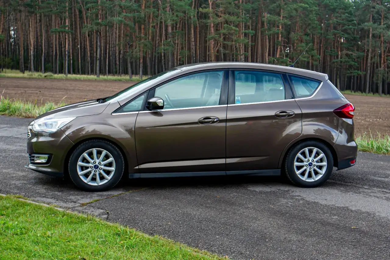 Zdjęcie Ford C-Max jaki silnik wybrać? Porównanie opcji i ich zalety