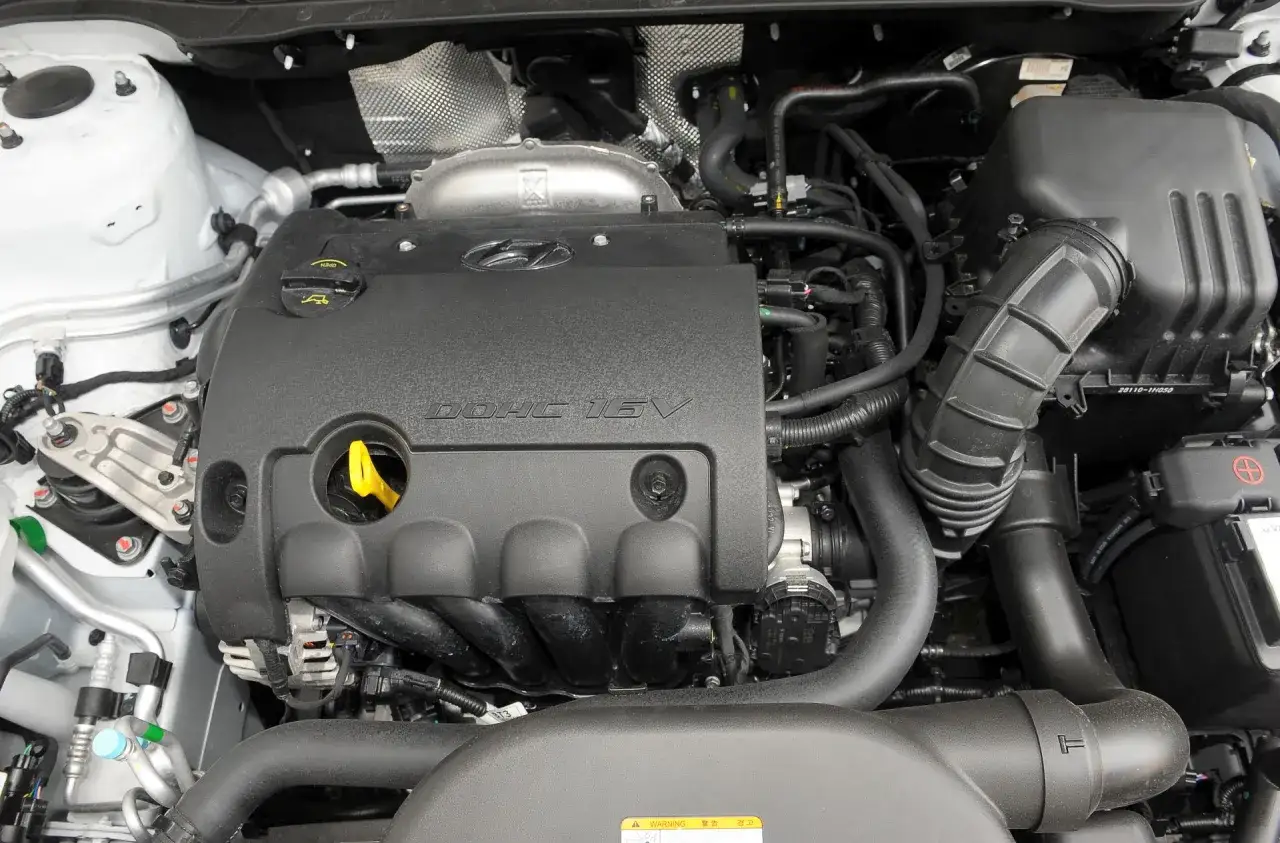 Silnik DOHC 16V w Hyundai i30 1.4 benzyna. Opinie o jego pracy są zazwyczaj pozytywne, ceniony za niezawodność.
