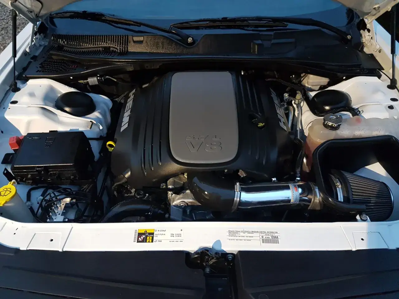 Silnik Dodge Challenger 5.7 Hemi V8, gotowy do pracy.