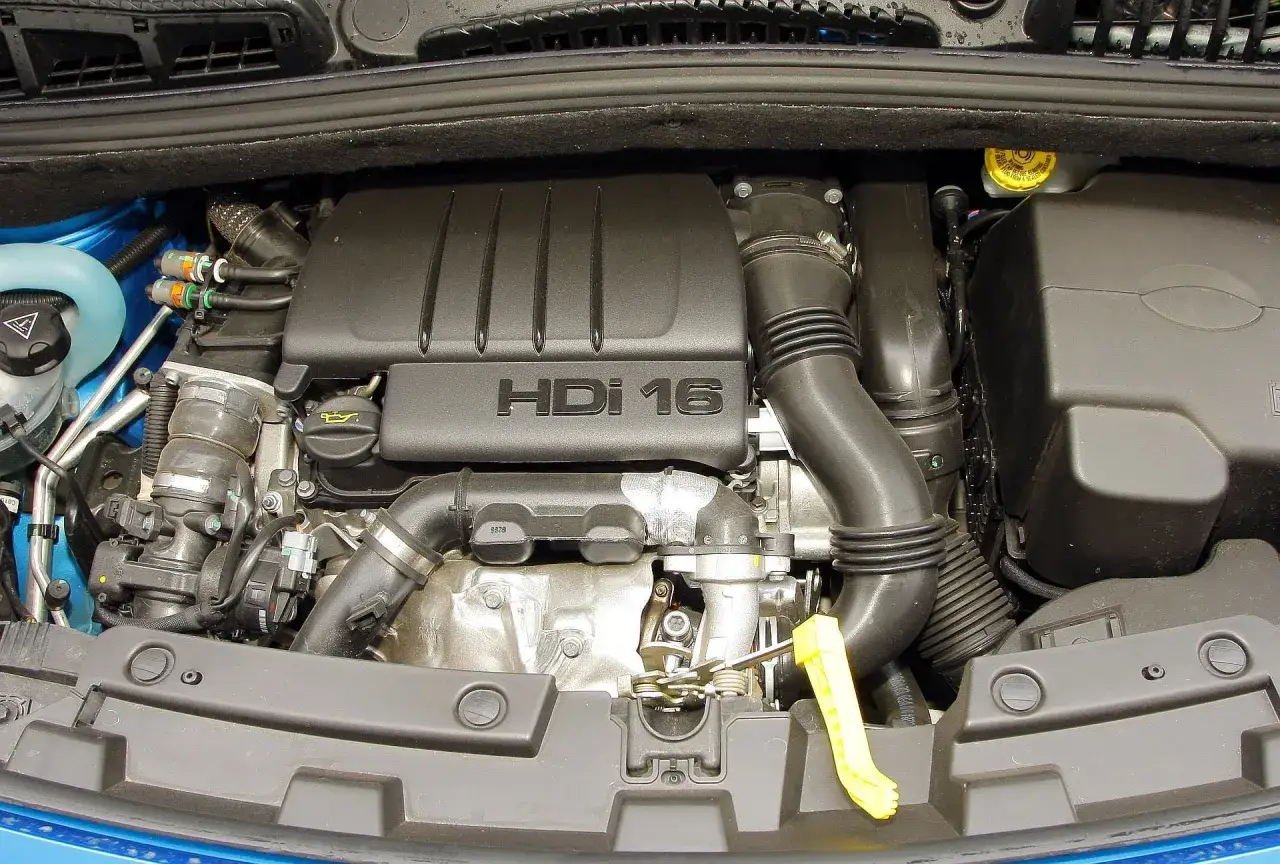 Silnik HDI 16 w Citroen Berlingo. Widoczny jest czarny plastikowy dekiel z napisem 