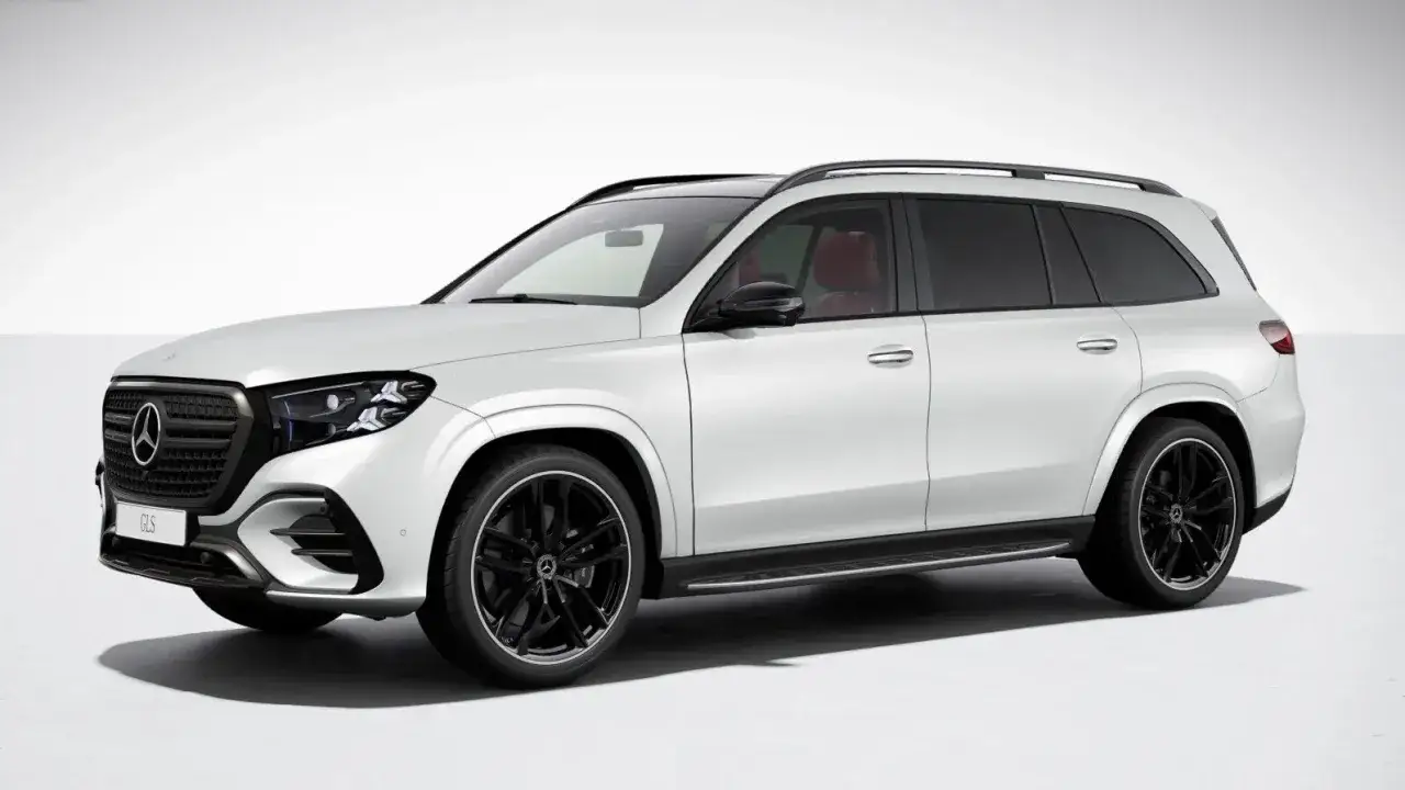 Biały Mercedes GLS 2025 z czarnymi felgami i czerwonym wnętrzem, gotowy na każdą podróż.