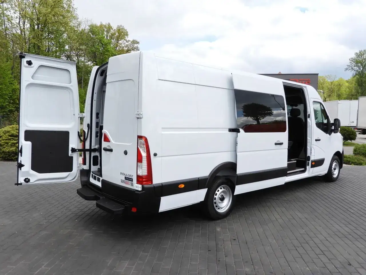 Biały Renault Master 2 z otwartymi drzwiami tylnymi i bocznymi, gotowy do załadunku.