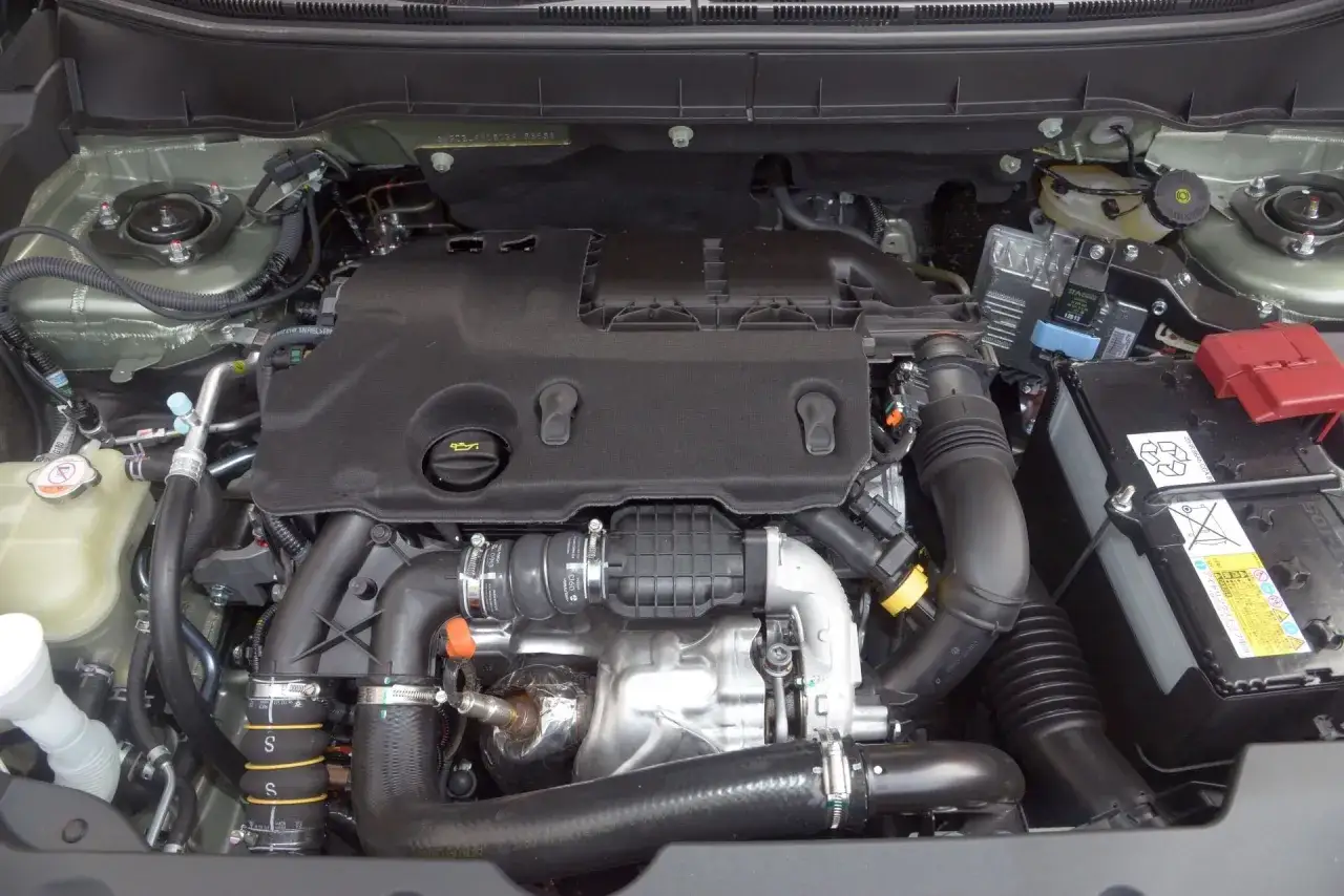 Silnik C4 Aircross z widocznym turbosprężarką, akumulatorem i innymi elementami układu napędowego.