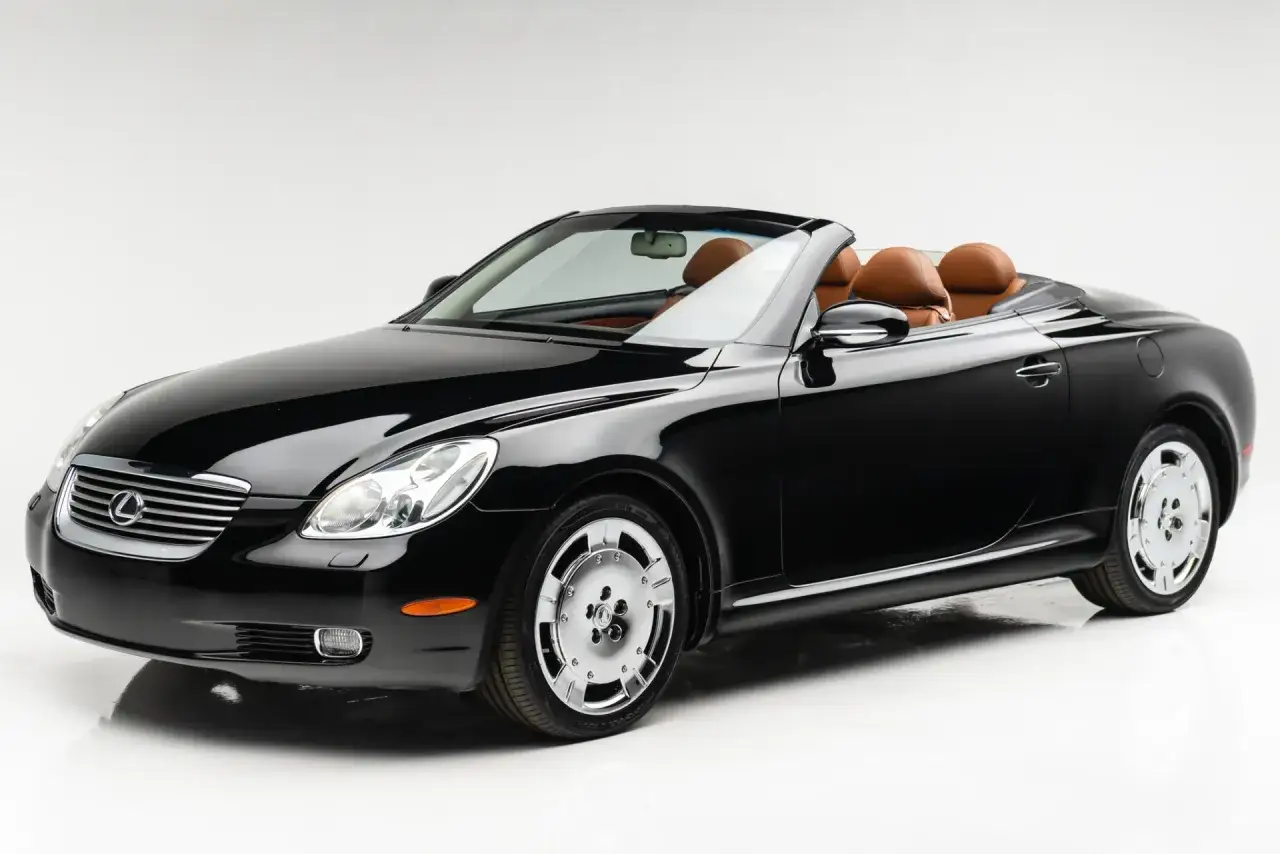 Czarny kabriolet Lexus SC430 z brązową skórzaną tapicerką, gotowy na letnią przejażdżkę.