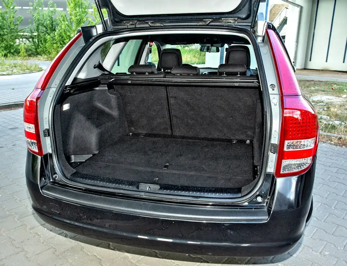 Otwarty bagażnik czarnego Kia Ceed 1. Kombi, gotowy na podróż.