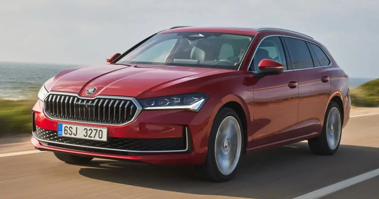 Czerwona Skoda Combi pędzi nad morzem.
