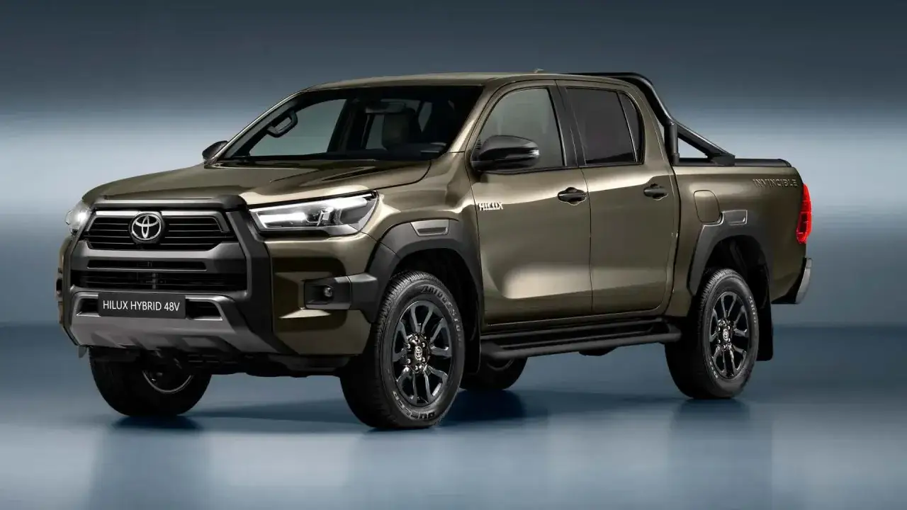 Nowy Toyota Hilux 2025 w kolorze khaki, z czarnymi dodatkami i napisem 