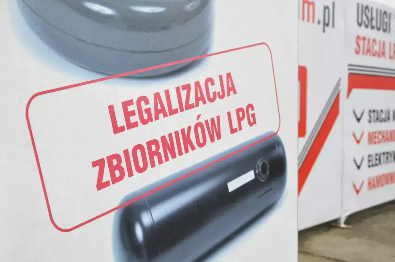 Dowiedz się, ile kosztuje legalizacja butli LPG. Na plakacie widać zbiornik LPG i napis 