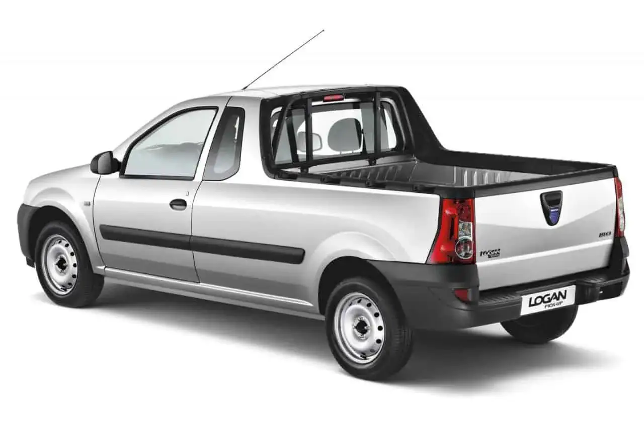 Srebrny dacia pickup z czarną kratownicą za kabiną i czarnym zderzakiem. Idealny do pracy i transportu.