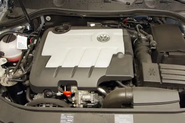 Silnik 2.0 TDI 140KM Volkswagena, czysty i zadbany, gotowy do pracy.