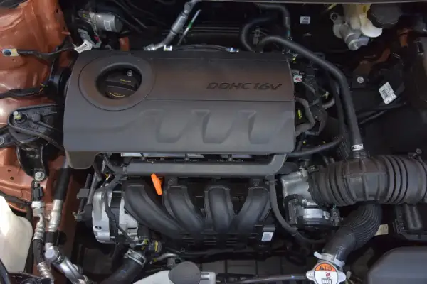 Silnik 1.4 MPI DOHC 16V w samochodzie. Widoczny kolektor dolotowy, pokrywa zaworów i elementy układu chłodzenia.