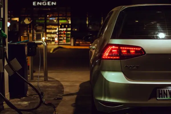 Samochód Golf na stacji paliw. Czas na decyzję: diesel czy benzyna?